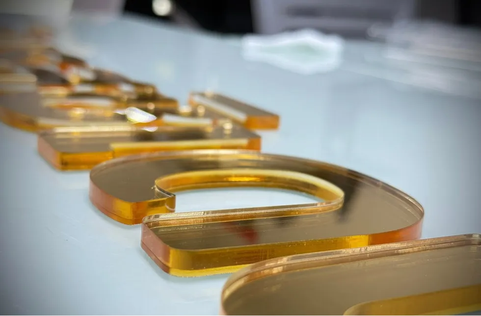 งานตัดแผ่นและพิมพ์ลาย UV DFT